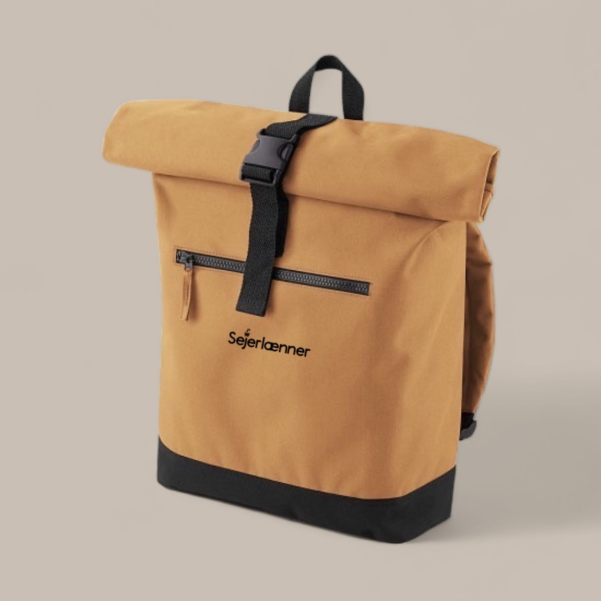 Stilvoller Sejerlaenner Rolltop-Rucksack in Karamell-Sand mit robustem schwarzen Boden, vorne mit einem Reißverschlussfach und hochwertig gesticktem Sejerlaenner-Logo, jetzt im Sejerlaenner Online-Shop erhältlich.